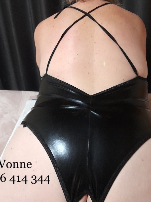 Vonne, 60, Swedish, Blonde.