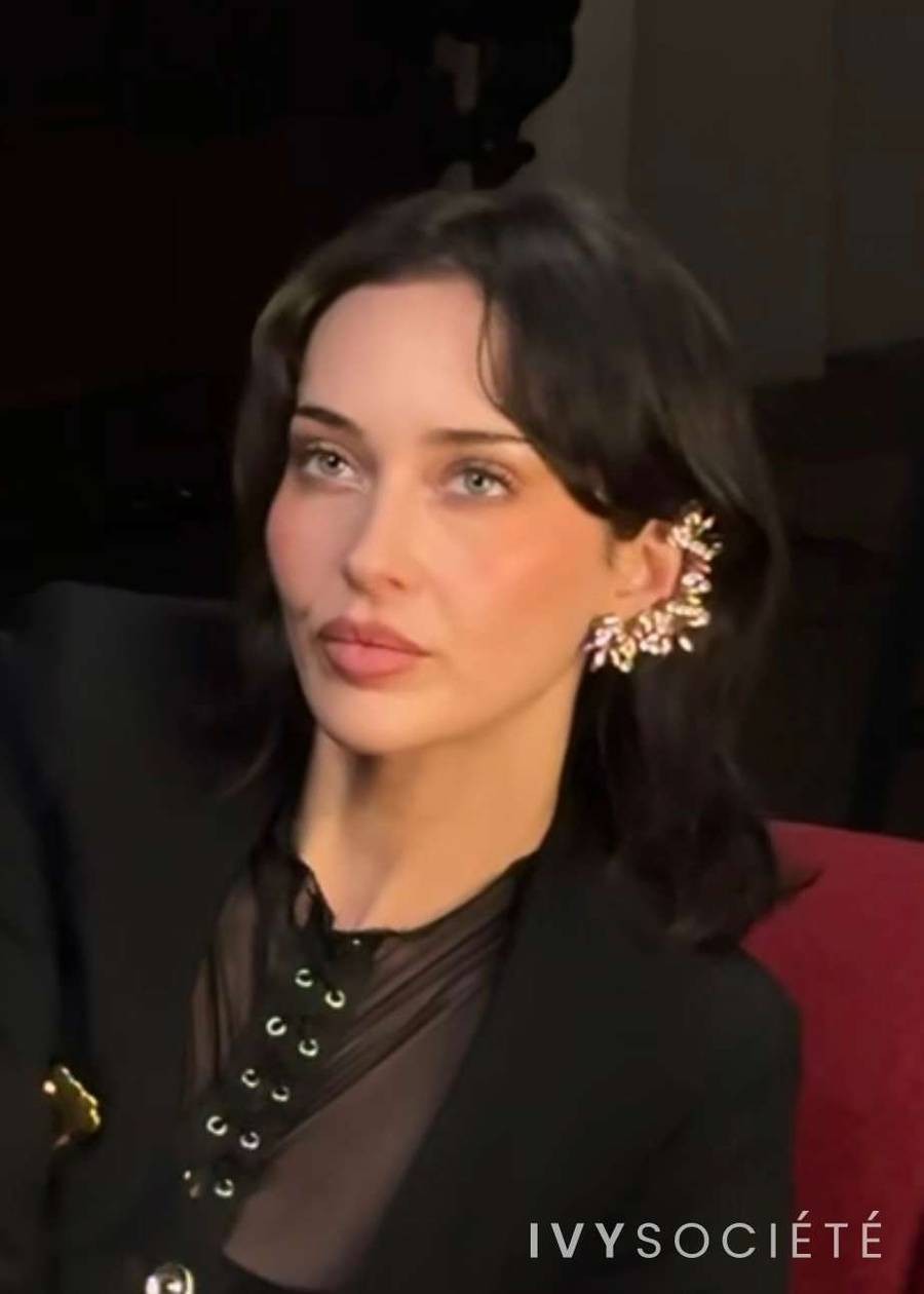 Lola Nevertells