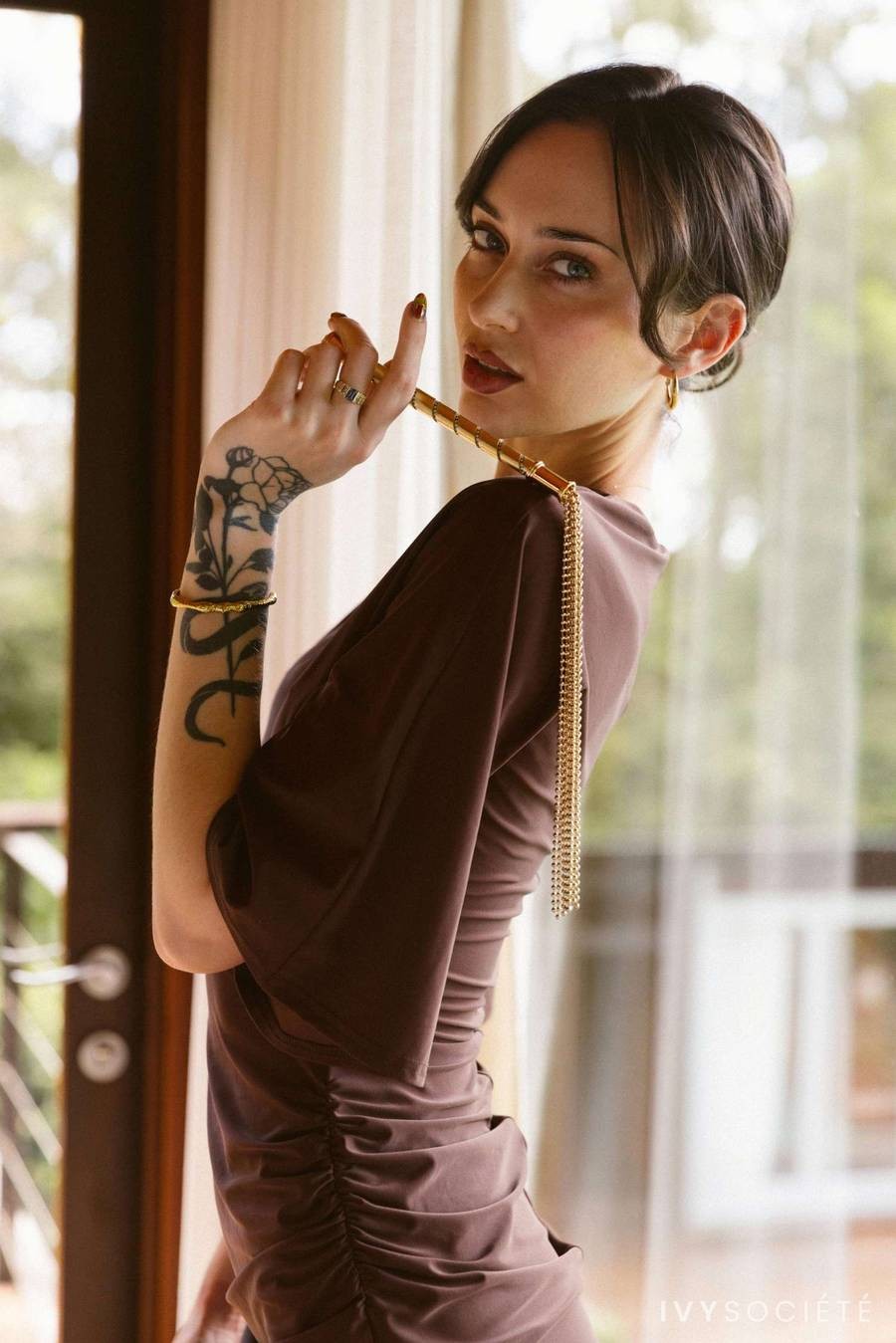 Lola Nevertells
