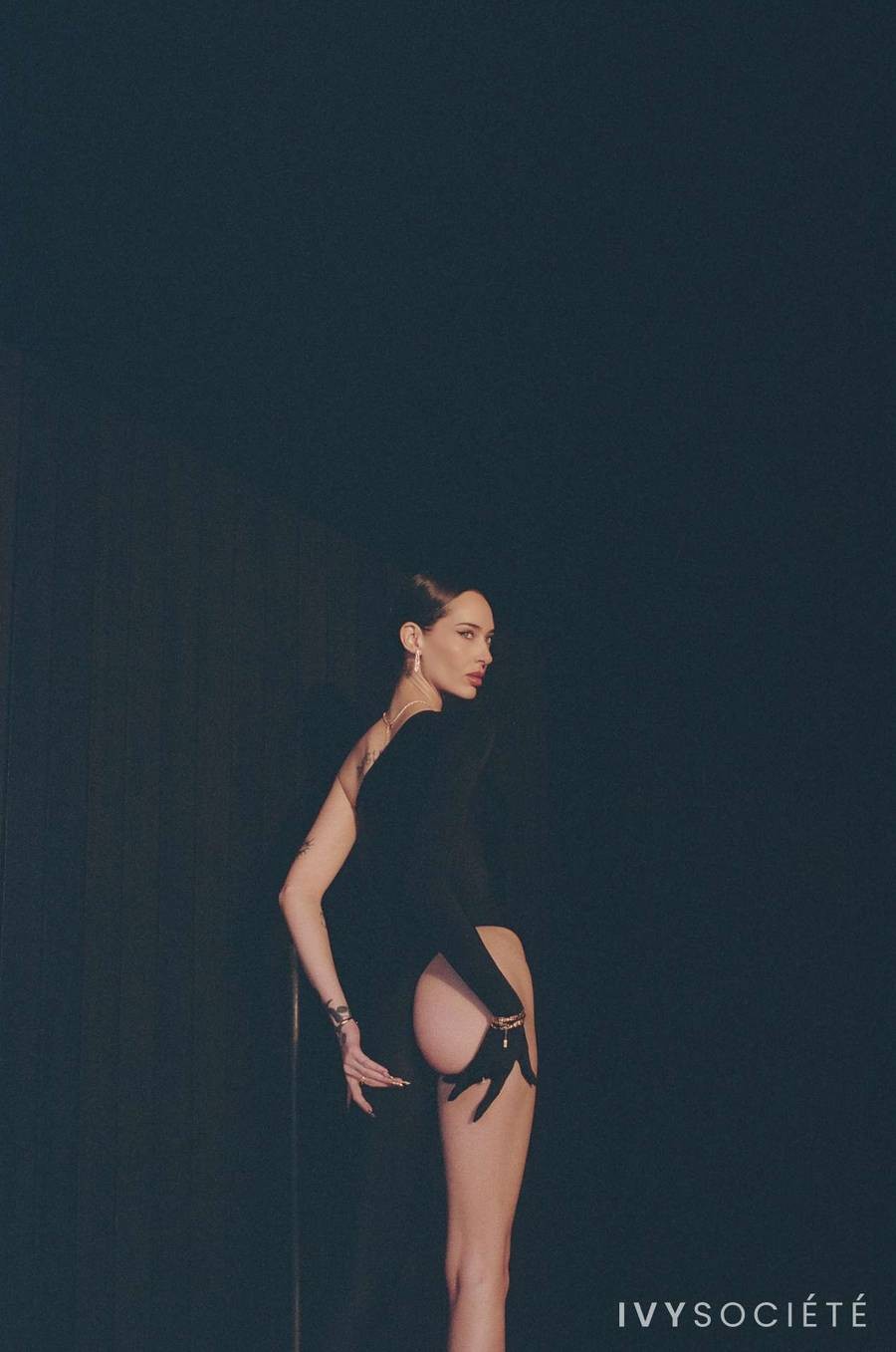Lola Nevertells