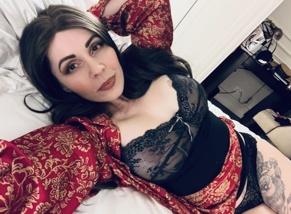Hella Ella Devine