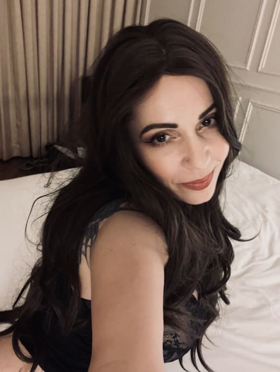 Hella Ella Devine