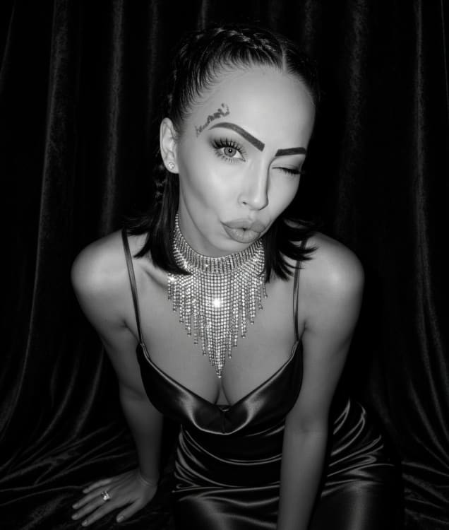 VIPER FROST - - THE VENOMOUS VIXEN.