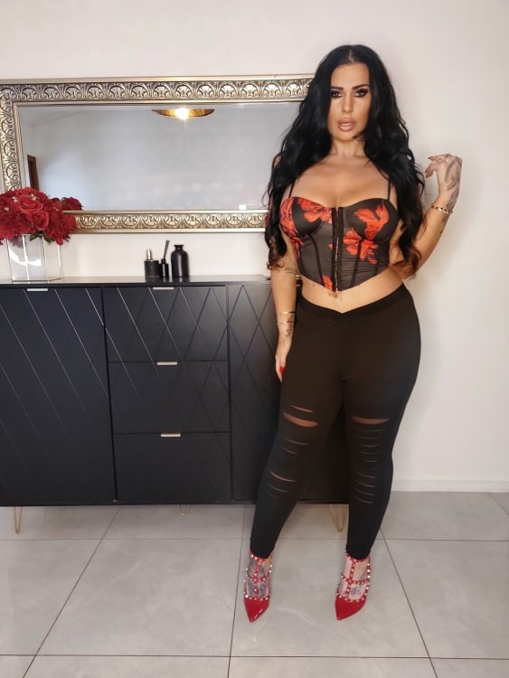 Naughty milf Elektra