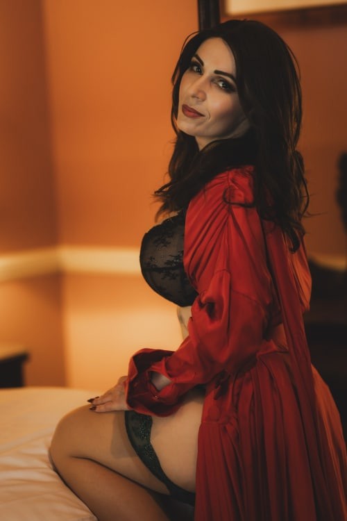 Hella Ella Devine