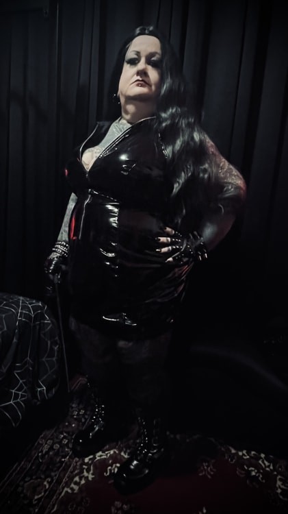 Mistress Vivian Von Black