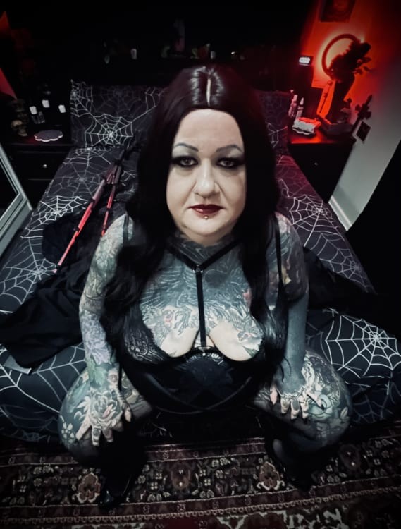 Mistress Vivian Von Black