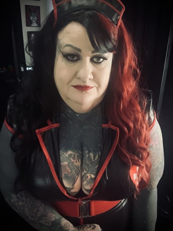 Mistress Vivian Von Black