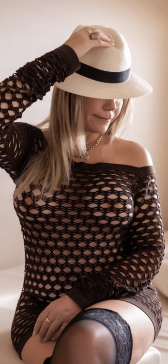 Busty_elle