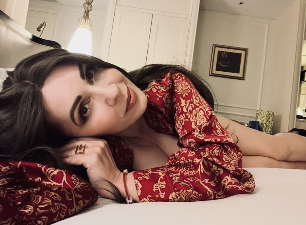 Hella Ella Devine