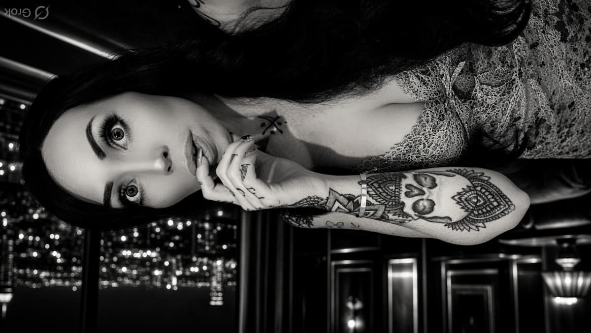 VIPER FROST - - THE VENOMOUS VIXEN.