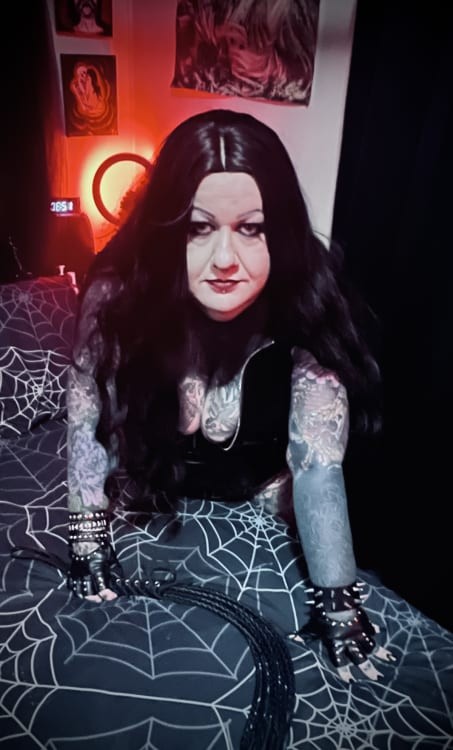 Mistress Vivian Von Black