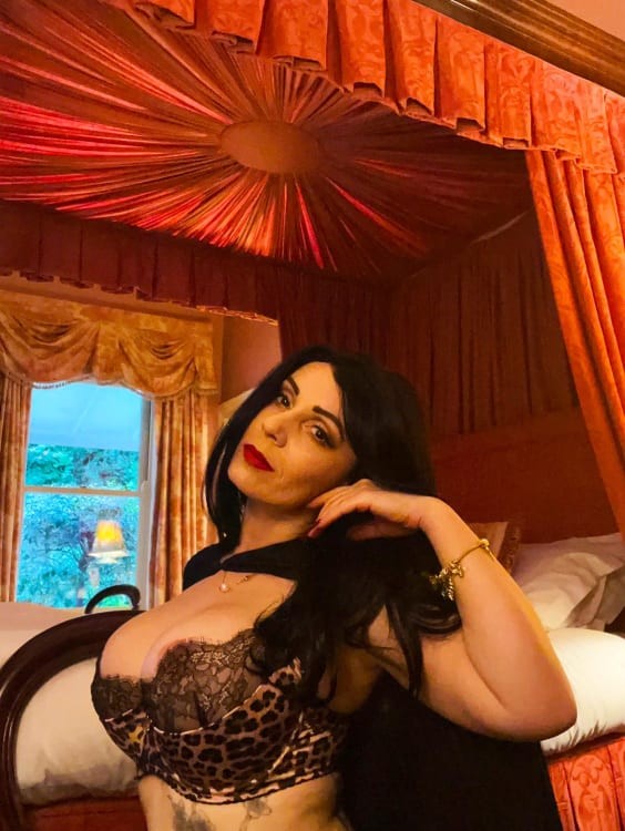 Hella Ella Devine