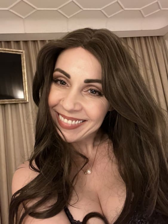 Hella Ella Devine