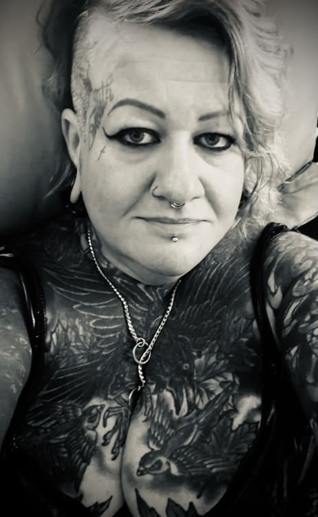Mistress Vivian Von Black