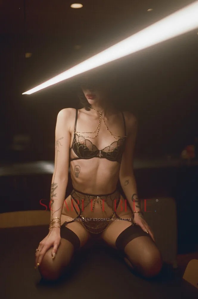 Lola Nevertells