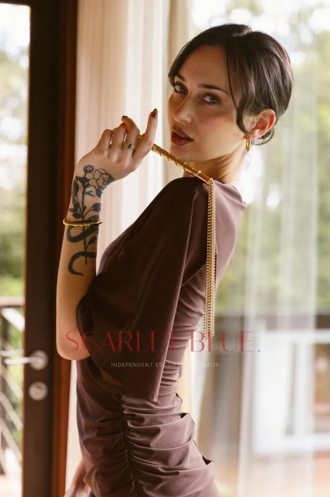 Lola Nevertells